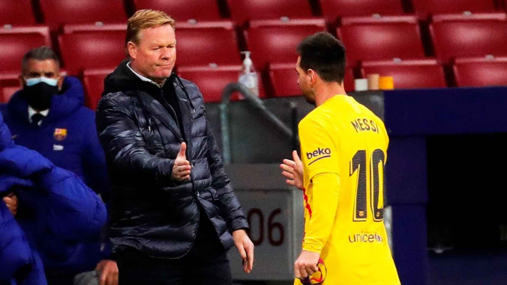 Koeman saluda a Messi tras el mal partido contra el Atlético en el Wanda / EFE