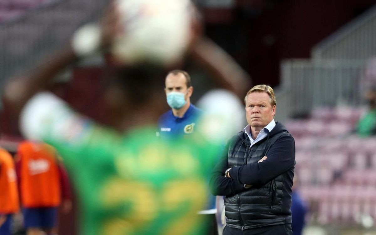 Posado serio de Ronald Koeman en el Barça-Betis / FCB