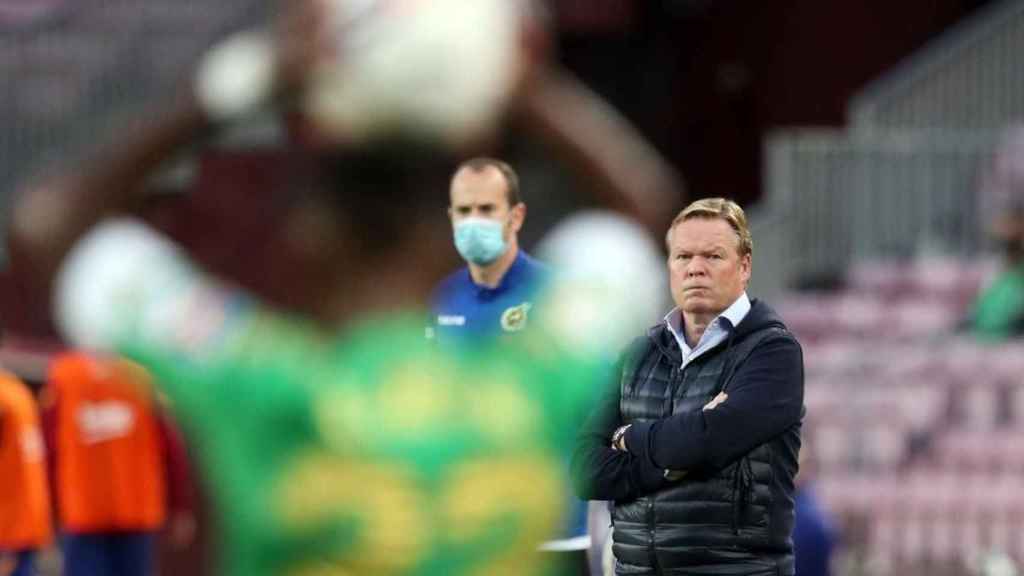 Posado serio de Ronald Koeman en el Barça-Betis / FCB