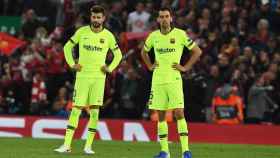 Una foto de Gerard Piqué y Sergio Busquets atónitos ante la remontada del Liverpool / EFE