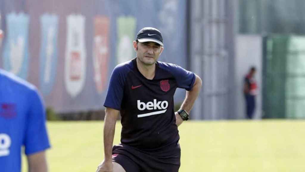 Una foto de Ernesto Valverde durante un entrenamiento del Barça / FCB