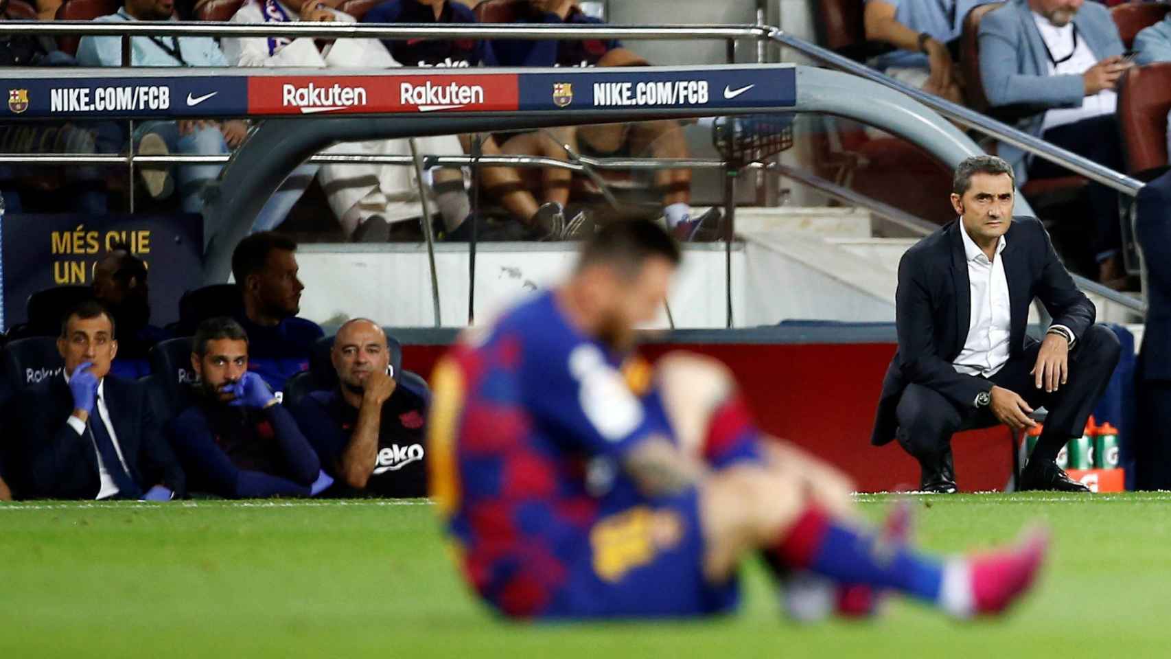 Una foto de Leo Messi tras recibir una falta con Valverde al fondo / EFE