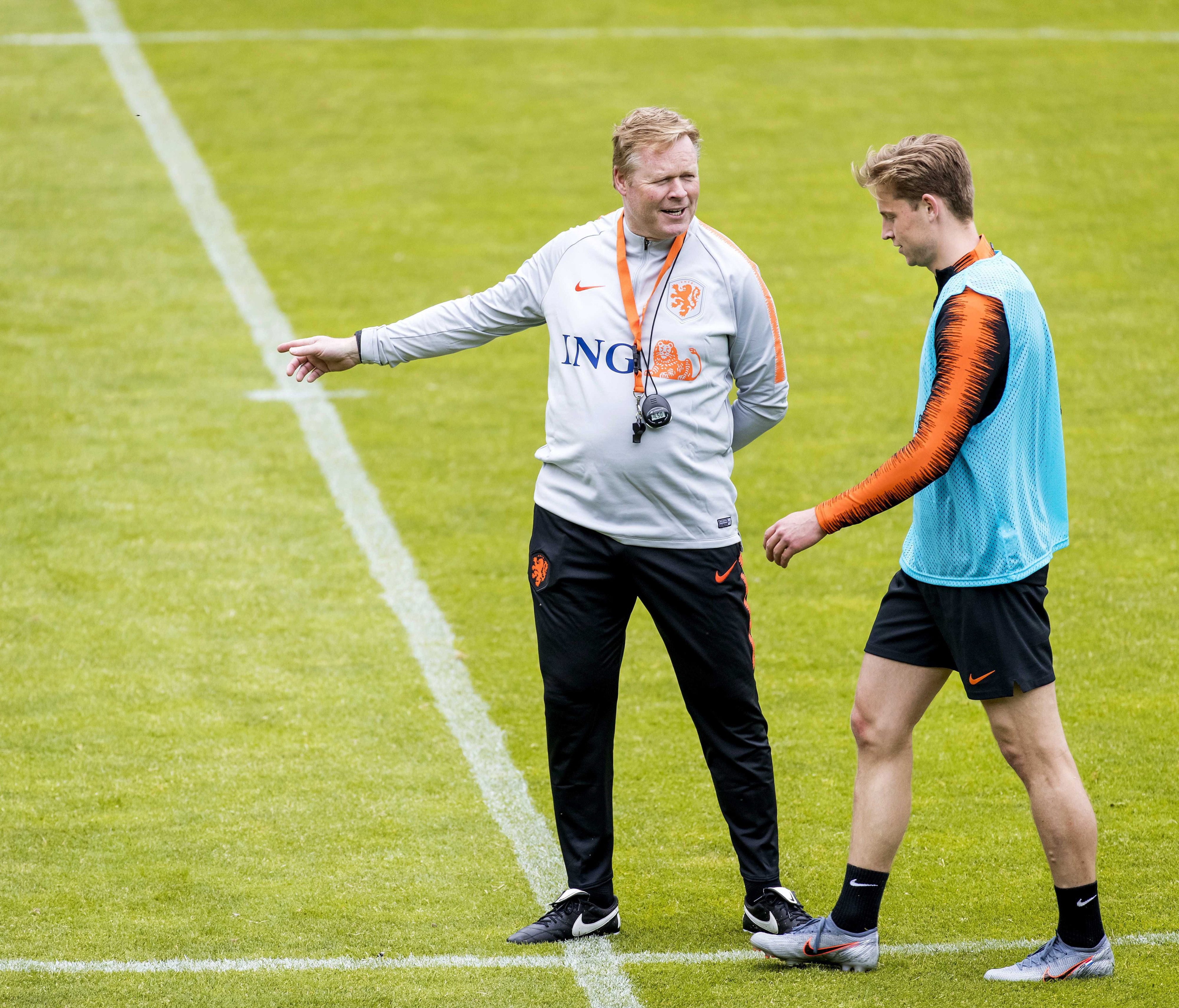 Frenkie de Jong y Ronald Koeman en un entrenamiento de la selección holandesa / EFE