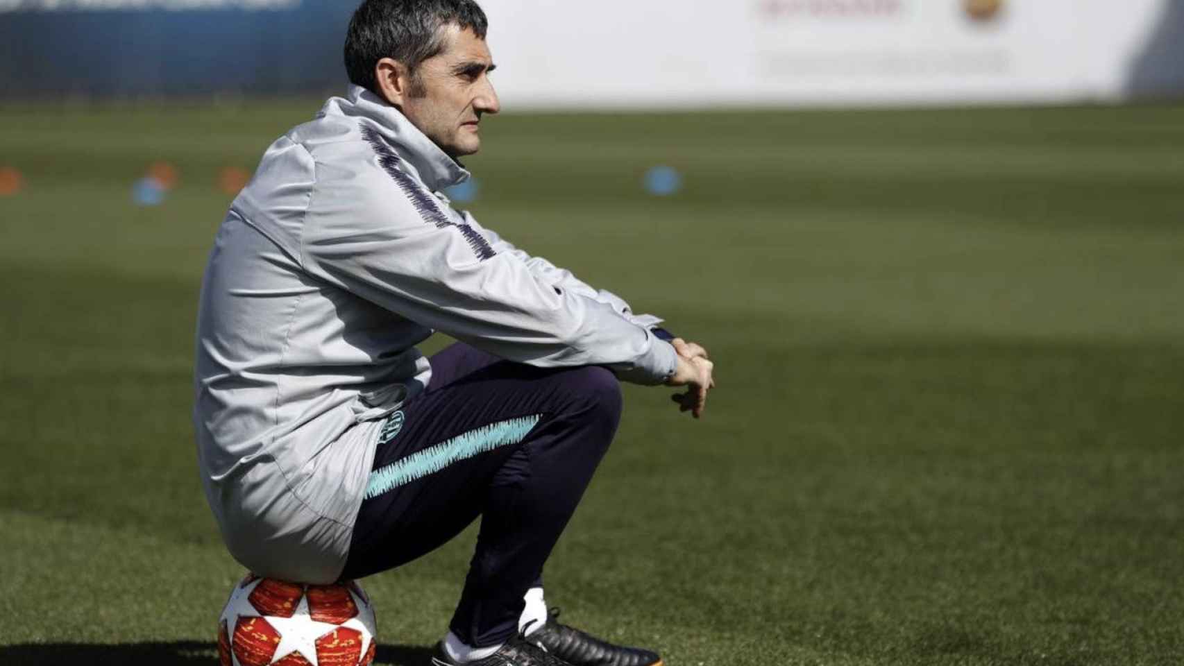 Una foto de Ernesto Valverde durante un entrenamiento del Barça / FCB