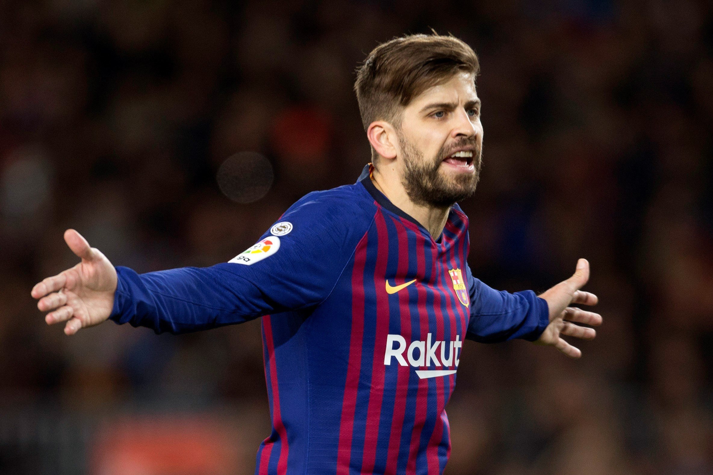 Piqué llama al orden en el encuentro frente al Valencia / EFE