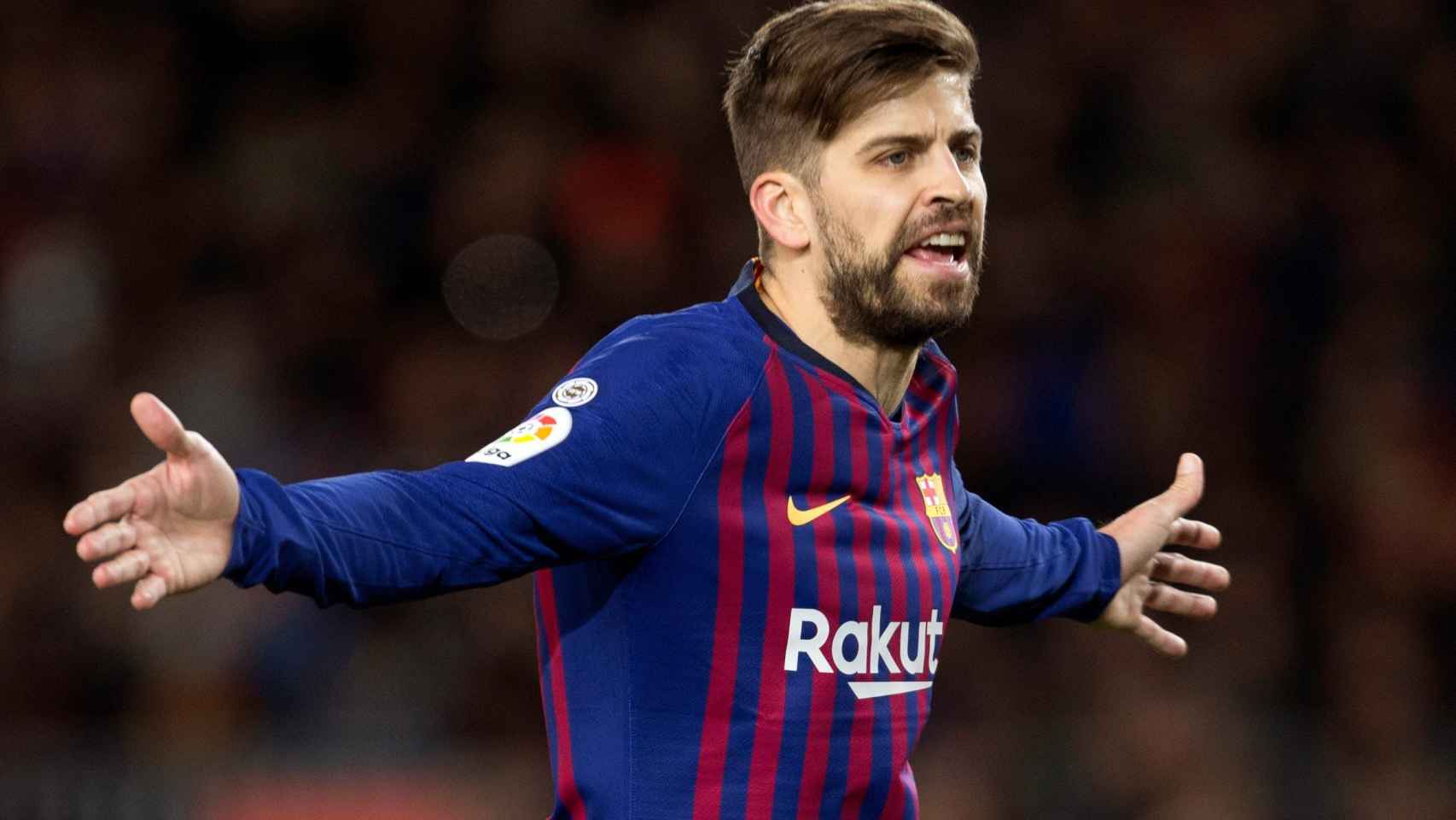 Piqué llama al orden en el encuentro frente al Valencia / EFE