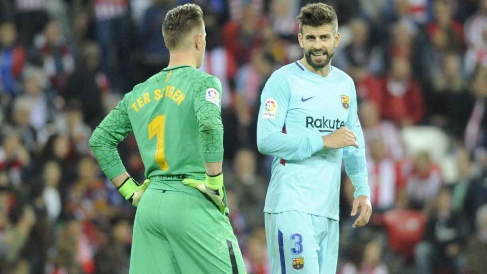 Una foto de archivo de Piqué y Ter Stegen durante un partido con el Barça