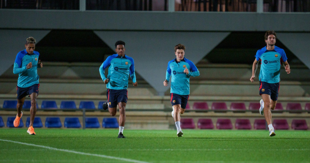 Raphinha, Balde, Pablo Torre y Marcos Alonso, durante un entrenamiento / FCB