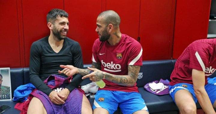 Alves junto a Jordi Alba / FCB