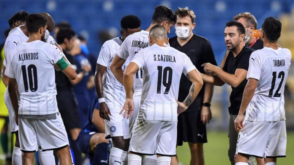 Xavi Hernández da instrucciones a los jugadores del Al Sadd / EFE