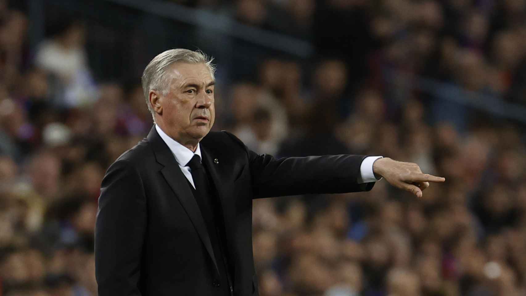 Carlo Ancelotti da instrucciones a sus jugadores / EFE