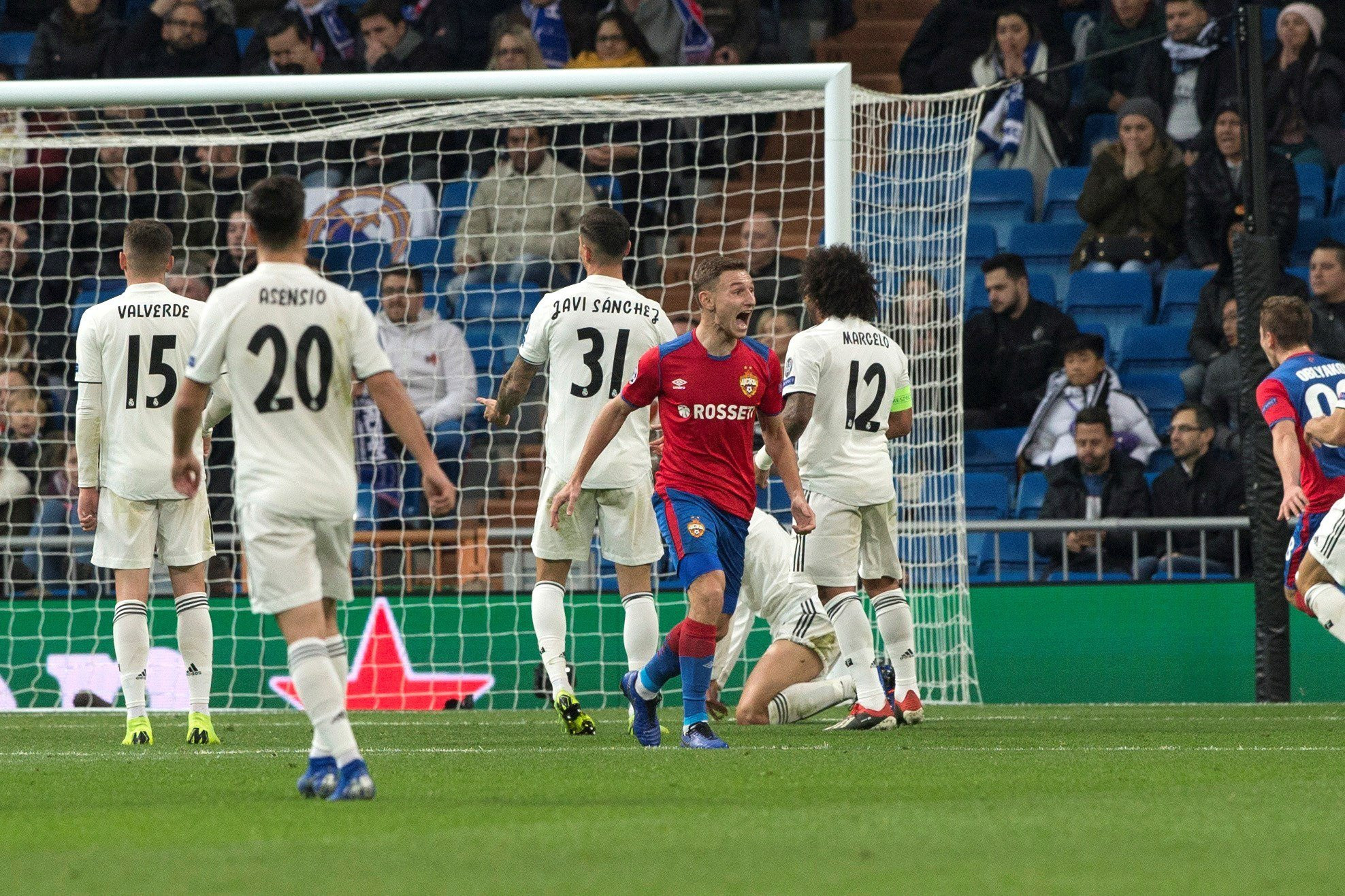 Los jugadores del Real Madrid se lamentan de la derrota ante el CSKA / EFE