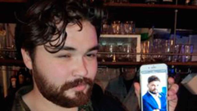 El falso Rufián de Tokio, posando junto a una imagen del diputado de ERC / @NatxoPepe