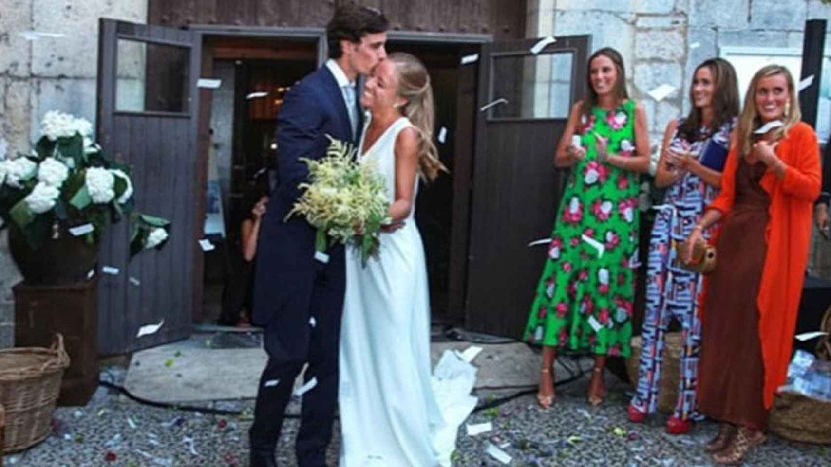 Álvaro Gandarias y Claudia Creuheras a la salida de la iglesia de Torroella de Montgrí / INSTAGRAM