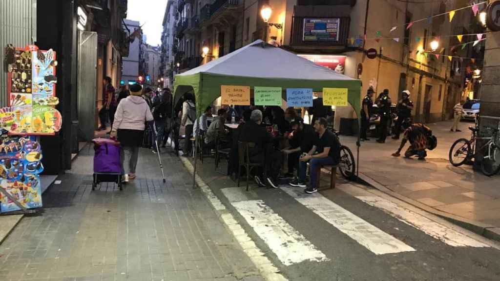 Los vecinos del Raval ocupan la calle para protestar contra la inseguridad en el barrio / CG