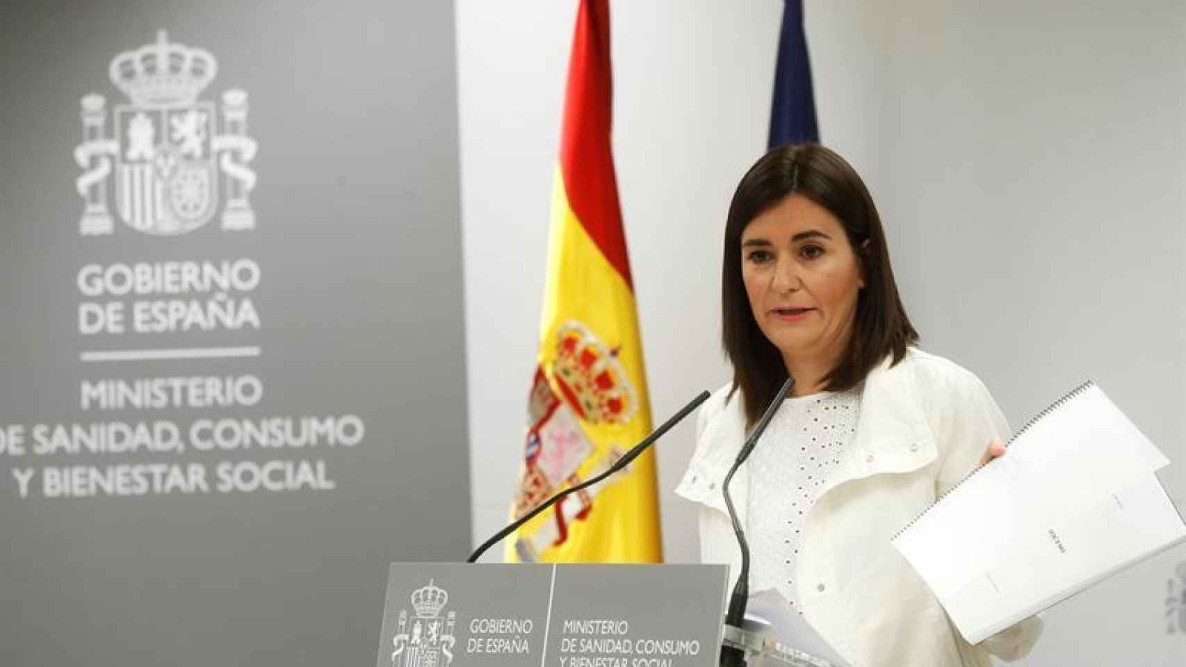 Carmen Montón el día que mostró la cubierta de su tesis doctoral a los medios / EFE