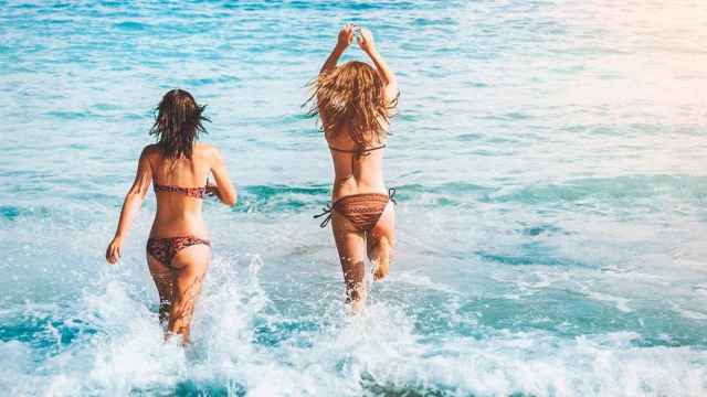 Dos chicas usan bikinis para bañarse en la playa / PIXABAY