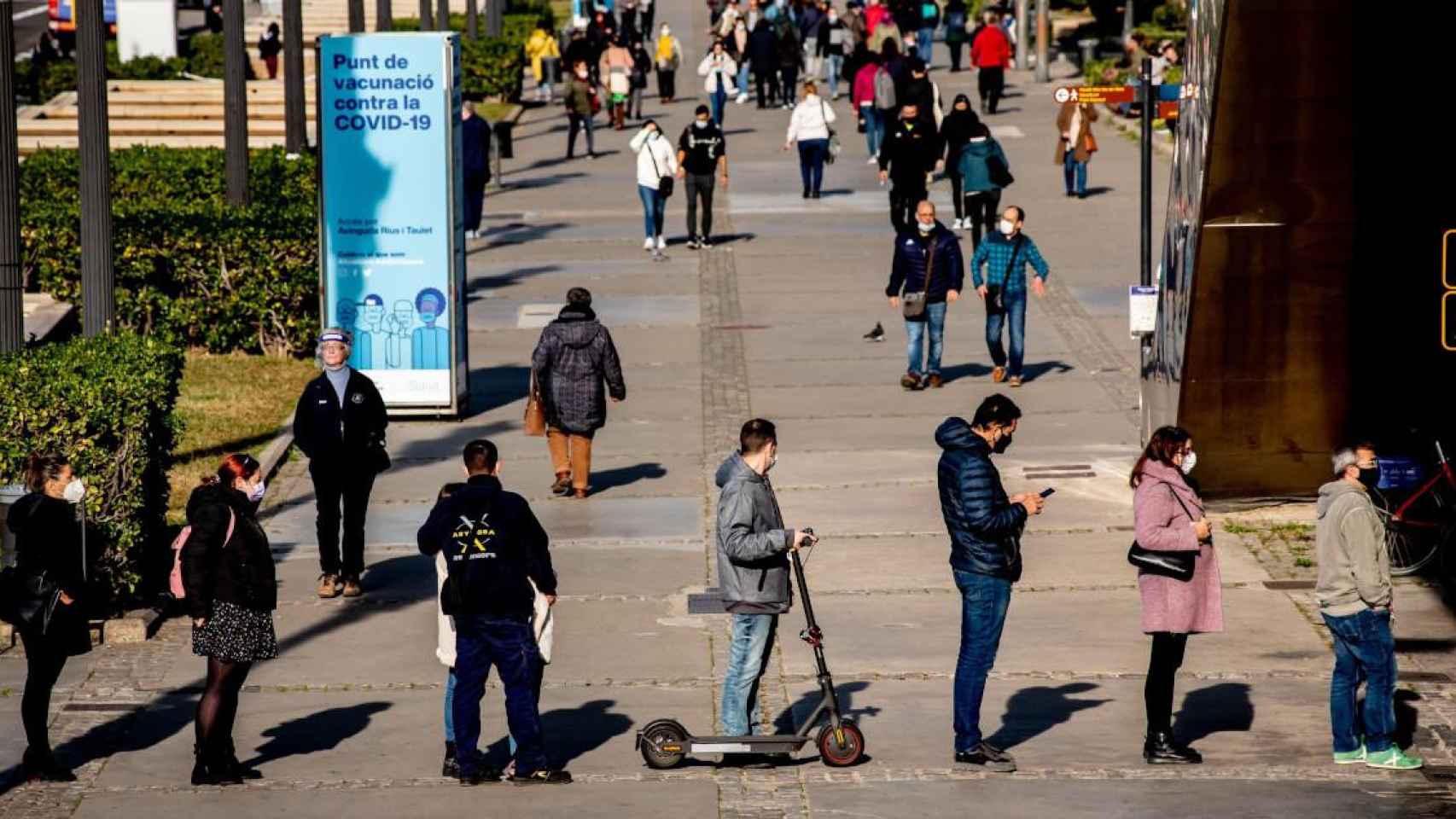 Una cola frente a un centro de vacunación contra el coronavirus en Barcelona / JORDI BOIXAREU - EP