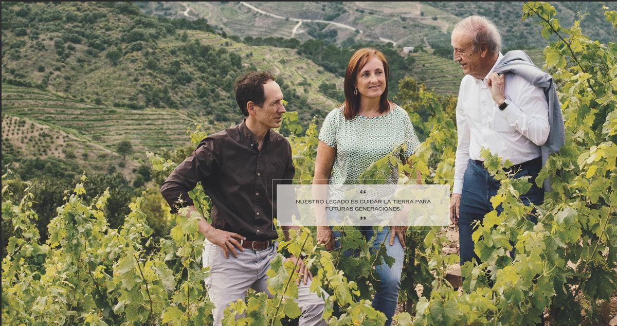 Miembros de la familia Torres en uno de sus viñedos / TORRES