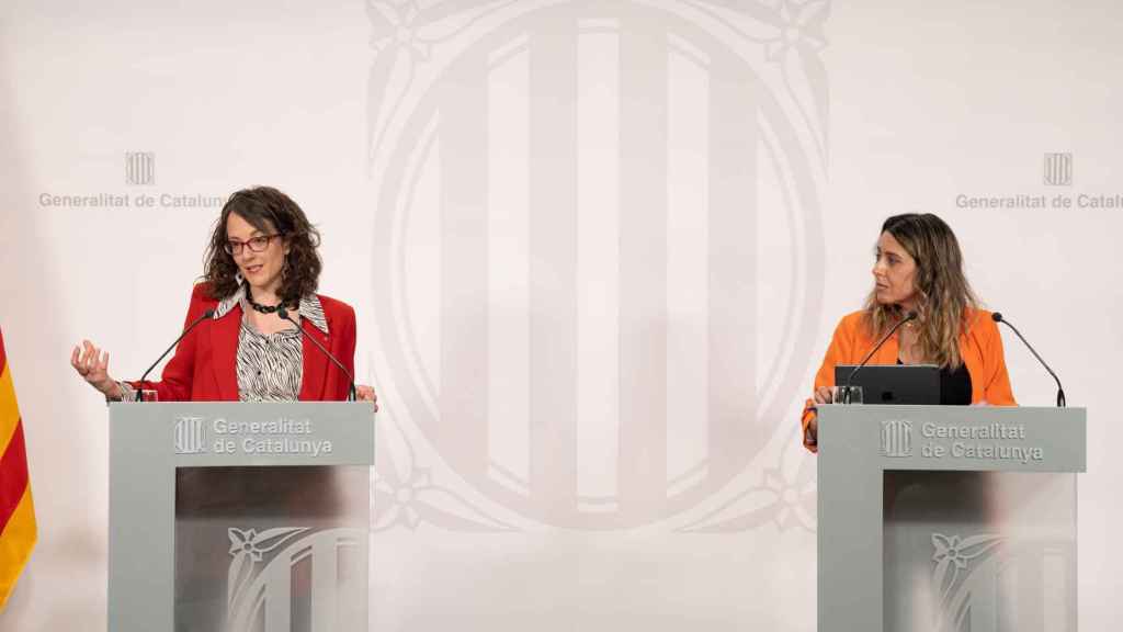 La 'consellera' de Igualdad y Feminismos de la Generalitat, Tània Verge, y la portavoz del Govern secesionista, Patrícia Plaja, en el Palacio de la Generalitat / David Zorrakino - EUROPA PRESS