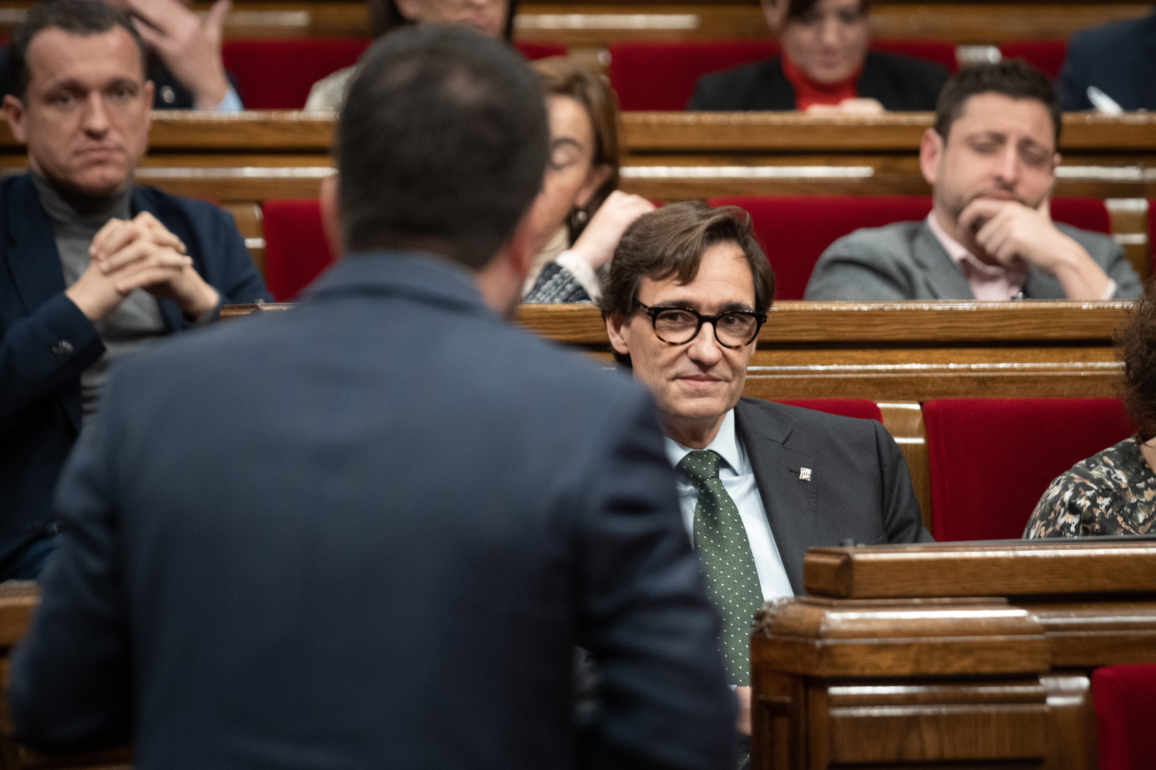 El líder del PSC, Salvador Illa, observando una intervención de Pere Aragonès en el Parlament / David Zorrakino - EUROPA PRESS