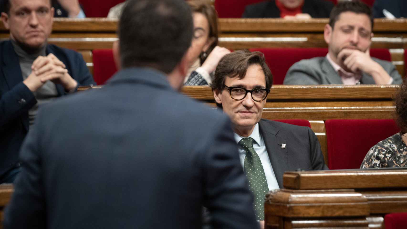 El líder del PSC, Salvador Illa, observando una intervención de Pere Aragonès en el Parlament / David Zorrakino - EUROPA PRESS