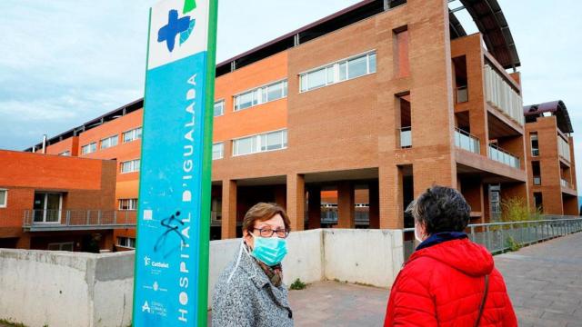 Vecinos ante el Hospital de Igualada (Barcelona), situado en uno de los clústeres de coronavirus o Covid-19 en España / EFE