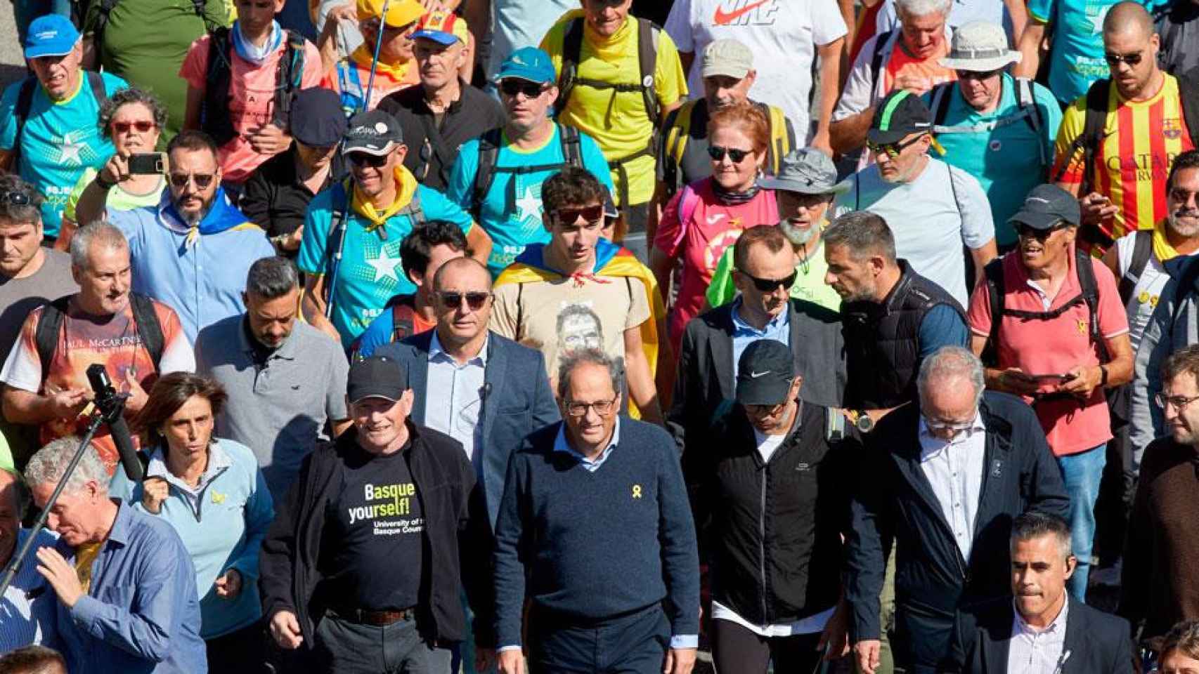 Quim Torra y el exlehendakari Juan José Ibarretxe encabezando una marcha que corta la autopista AP-7. A la izquierda, con el cabello blanco, el jefe de protocolo de la Generalitat / EFE