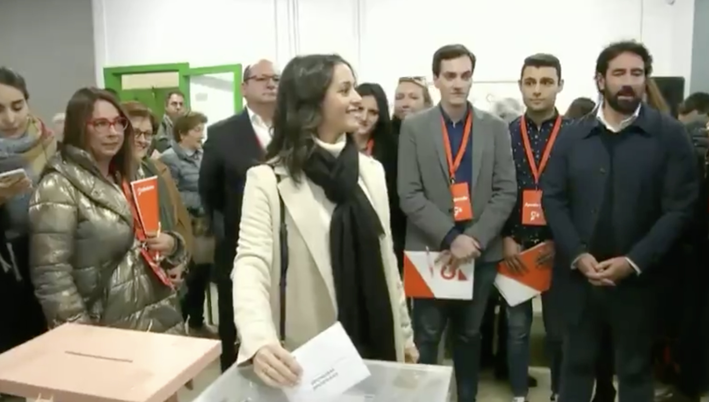 La 'número dos' de Cs, Inés Arrimadas, introduce el voto en la urna / CS