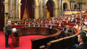 El portavoz de Ciudadanos, Carlos Carrizosa, en el Parlament, donde ha pedido explicaciones a Quim Torra por sus relaciones con los CDR / CG