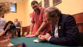 El presidente Quim Torra firma su libro 'Honorables. Cartes a la pàtria perduda' / GOVERN