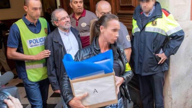 Joan Reñé a la salida de la Diputación acompañado por los Mossos d'Esquadra / EFE