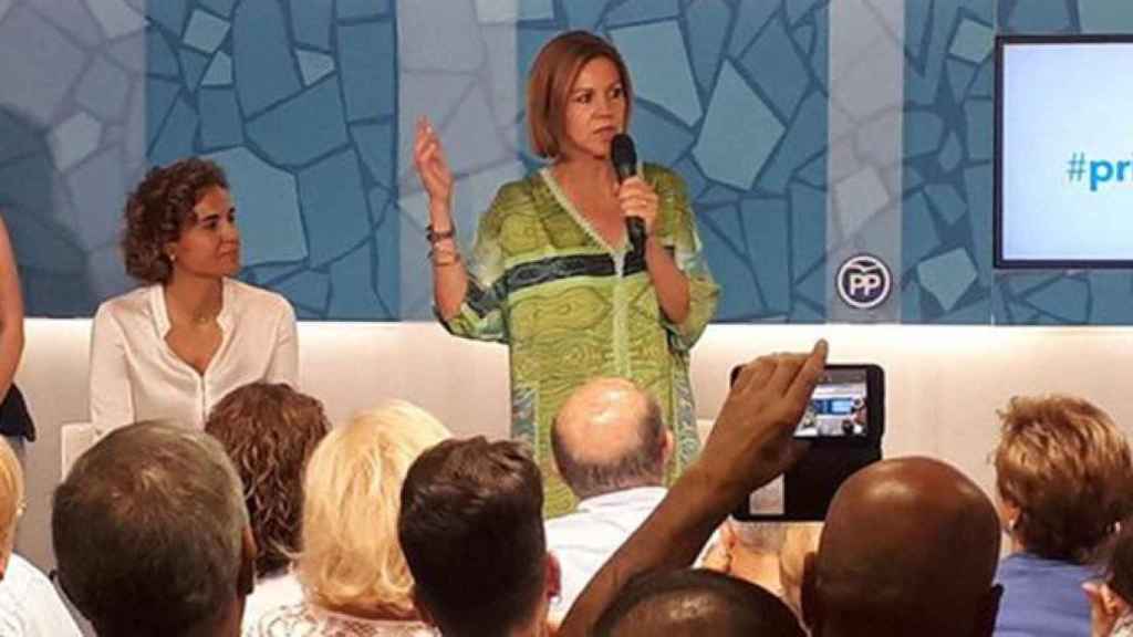 María Dolores de Cospedal durante su primer acto de campaña en Barcelona, junto a Dolors Montserrat (i) / EUROPA PRESS