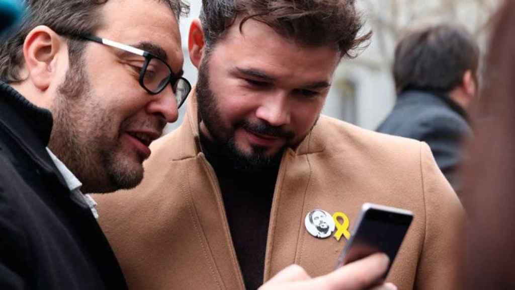 Gabriel Rufián, portavoz adjunto de ERC en el Congreso (d) y el exalcalde de Sabadell, Juli Fernàndez, ayer ante el Supremo / EFE