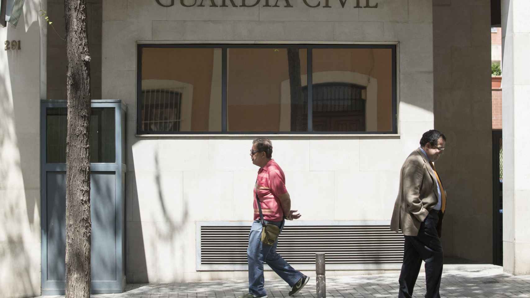 Joan Ignasi Elena, a su salida de la comandancia de la Guardia Civil donde fue interrogado ayer / EFE