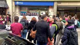 Anna Gabriel (d) y David Fernández (2d) han participado en el escratche ante la sede del PP de Barcelona que la CUP ha organizado este lunes / CG