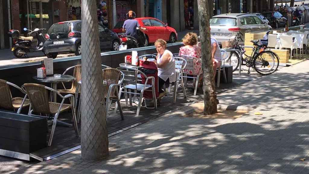 Las nuevas plataformas para las terrazas sobre la calzada en el tramo de la calle Marina con Valencia y Mallorca, en Barcelona.