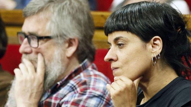 Los partidarios de 'romper' con CDC, con Anna Gabriel a la cabeza (en la imagen, en el Parlament), son mayoría en la CUP.