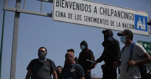 Estudiantes bloquean autopista para exigir justicia en el caso Ayotzinapa en Chilpancingo (México) / EFE - José Luis de la Cruz