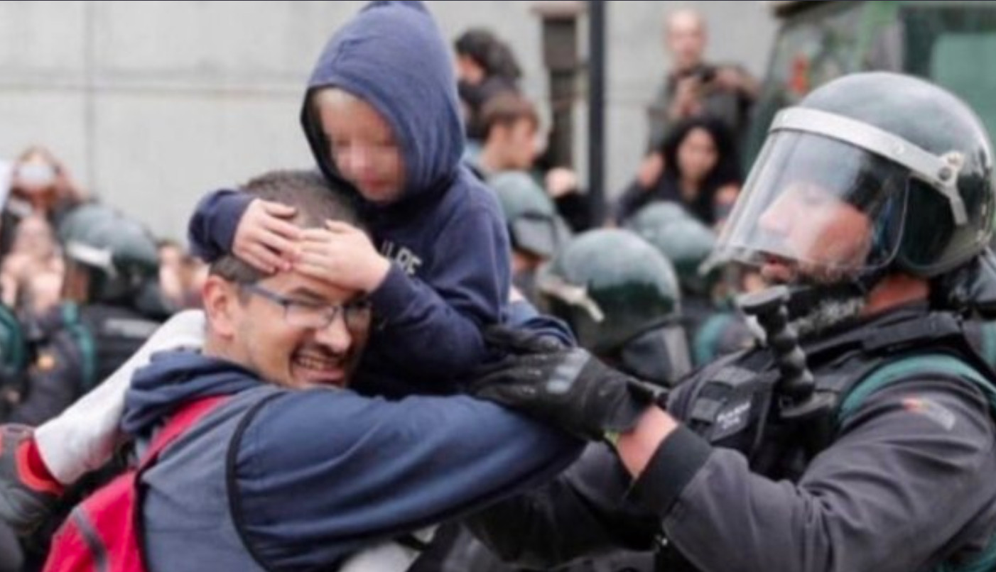 Policía protegiendo a un menor