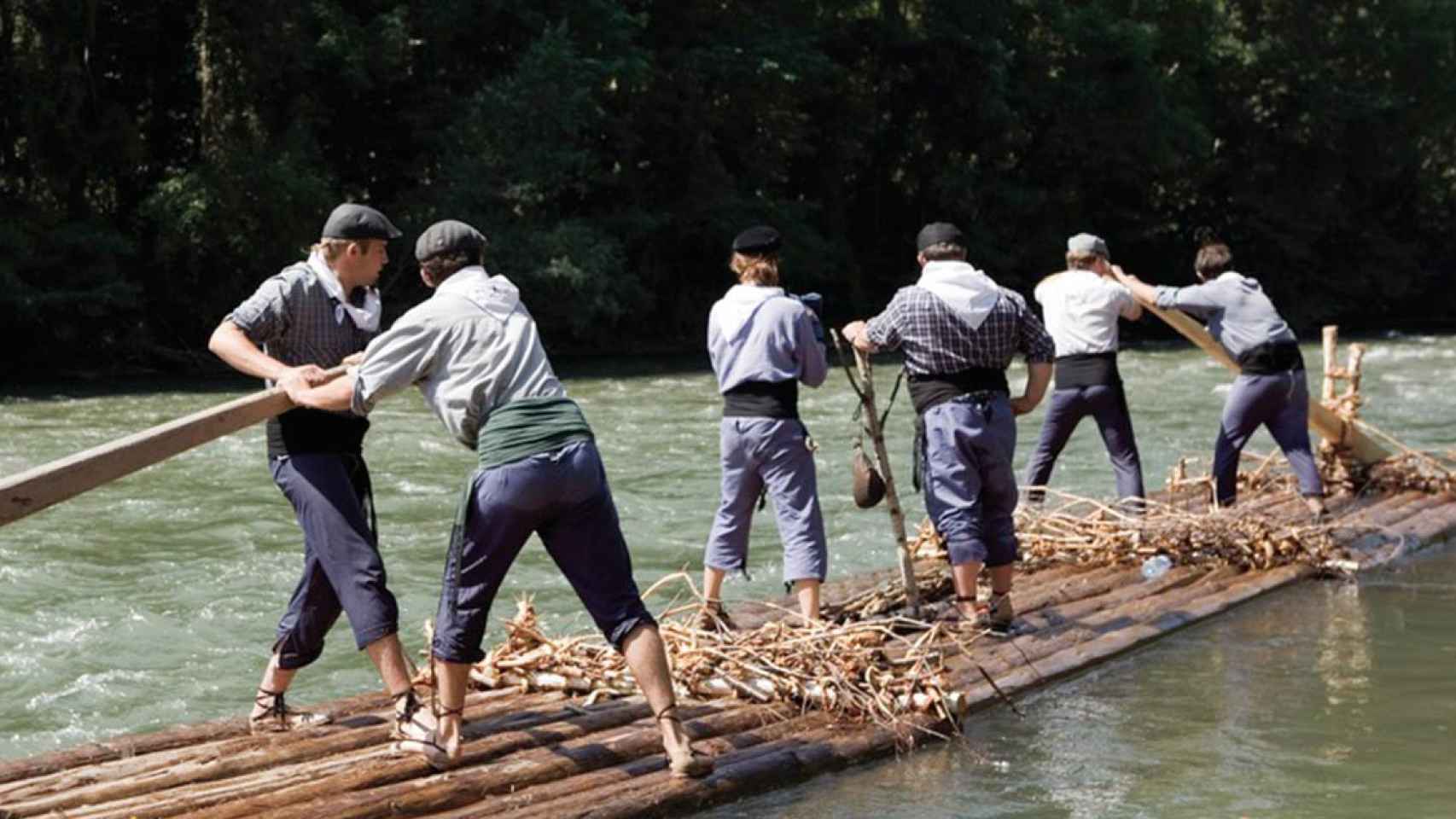 Los 'raiers' descienden el río Segre desde la localidad de Coll de Nargó, Lleida / AGENCIA CATALANA DE TURISMO