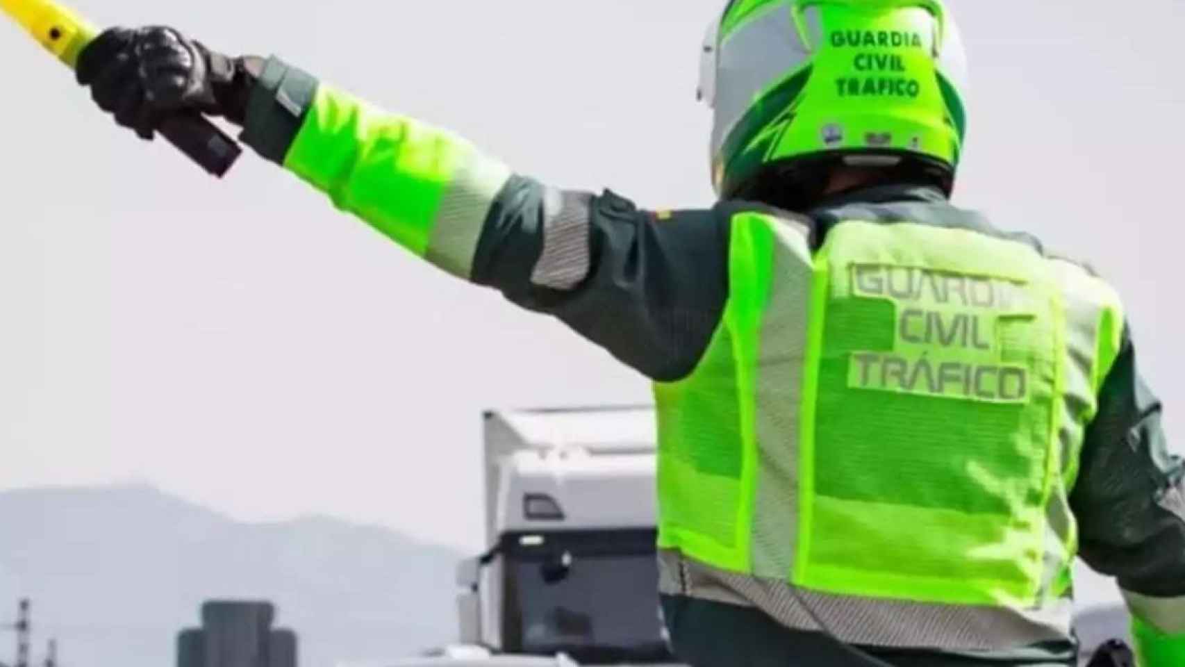 Imagen de archivo de un Guardia Civil de Tráfico de la DGT, como los que se desplazaron este sábado al accidente producido en la A-49 en Bollullos de la Mitación / EP