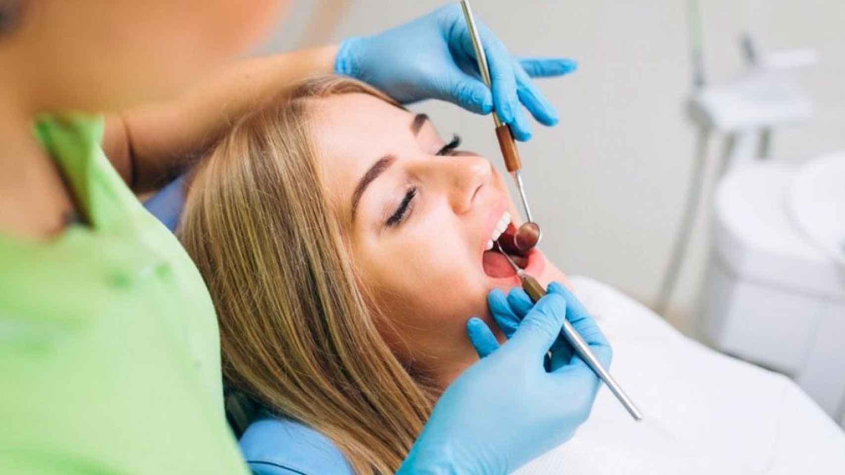 Una usuaria en la consulta del dentista / EP