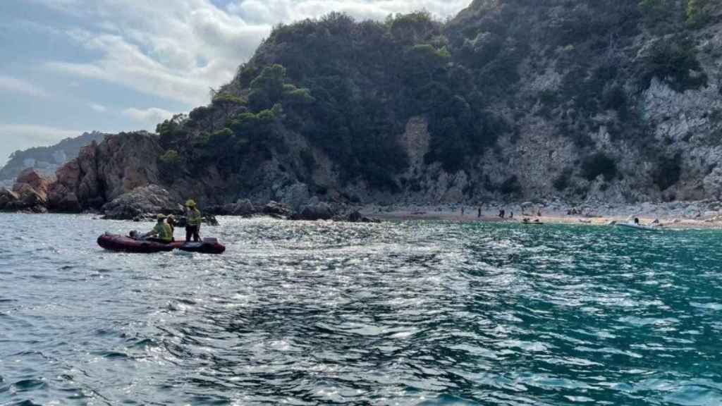 Los Bomberos durante una operación de rescate en una cala de Santa Cristina d'Aro (Girona) / BOMBERS