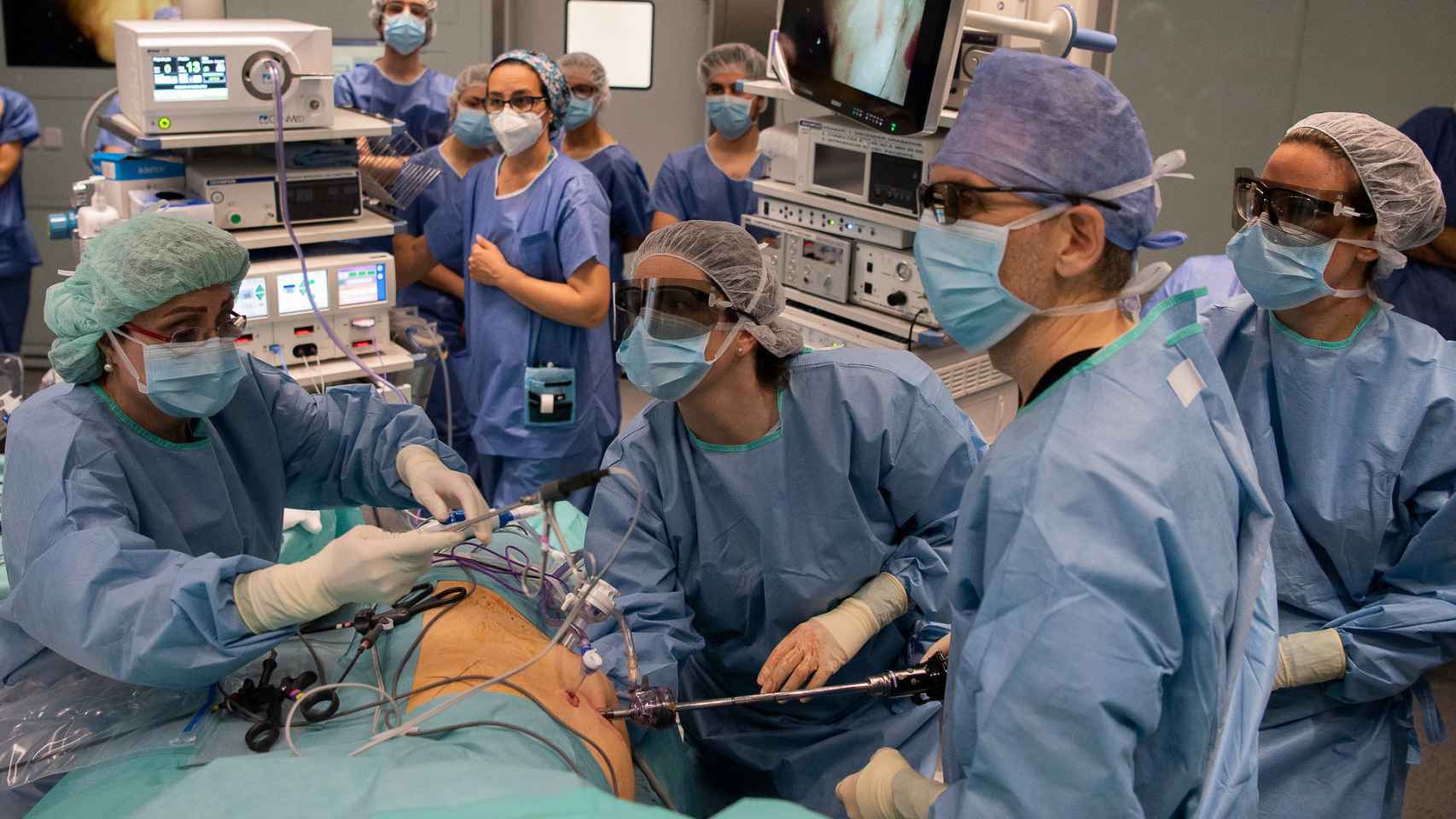 Miembros del servicio de Urología del Hospital Clínic durante la cirugía / HOSPITAL CLÍNIC