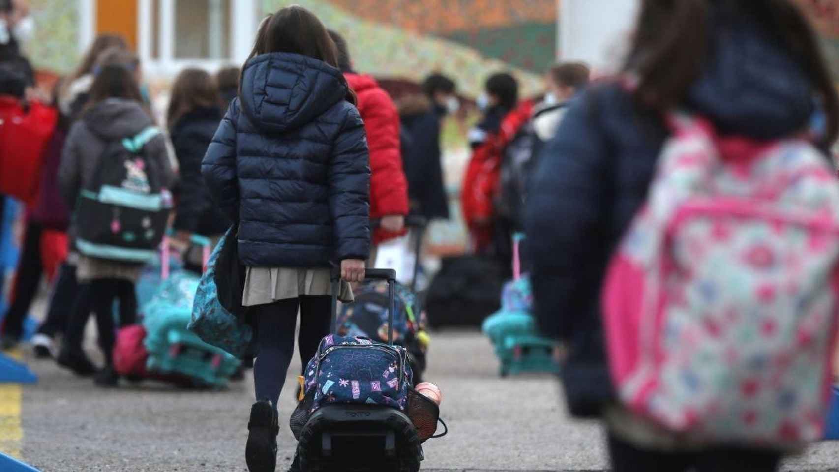 Varios niños a su llegada al colegio / Isabel Infantes (EP)