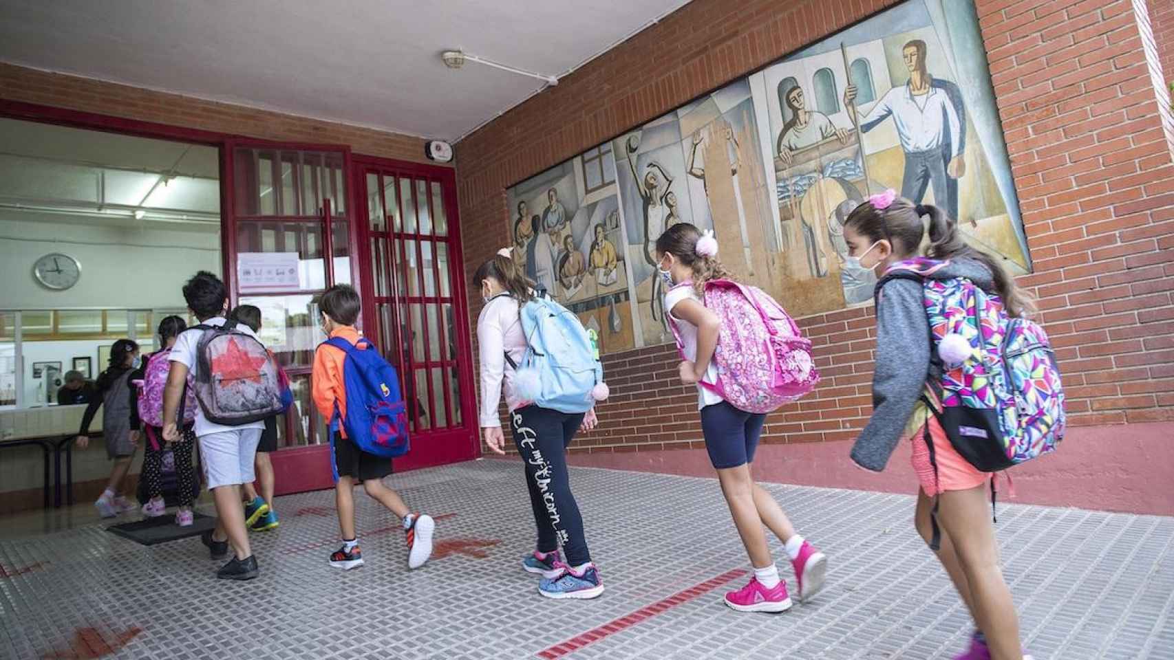 Alumnos de un colegio durante la pandemia de Covid-19 / EP