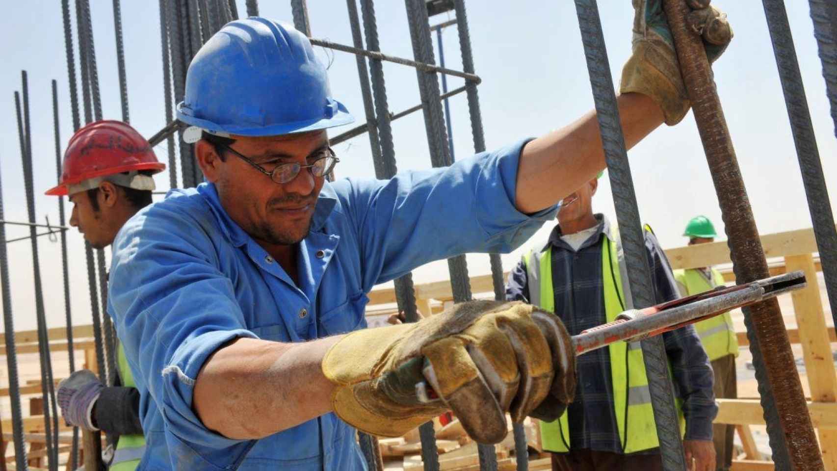 Residentes extranjeros trabajan en la construcción de un edificio / EP