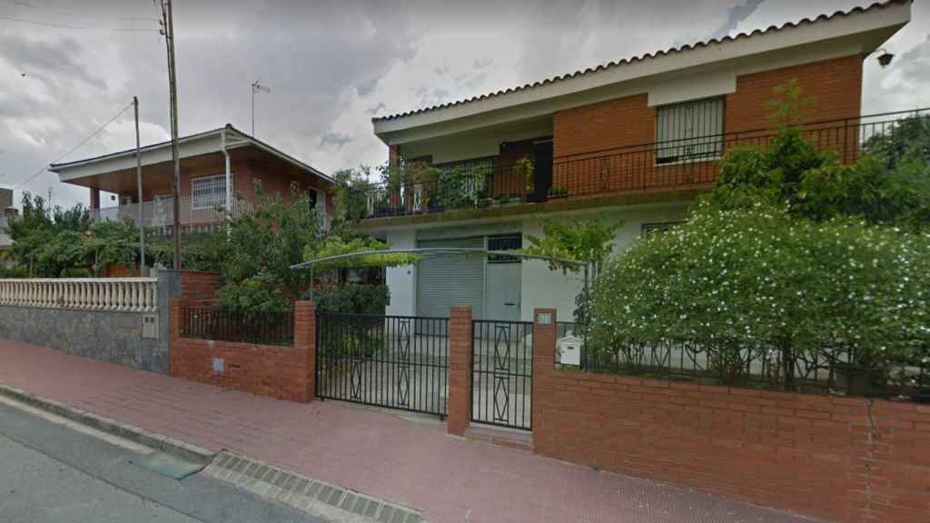 Un inmueble de la calle Grecia de Terrassa, donde los bomberos han localizado dos cadáveres / GOOGLE MAPS