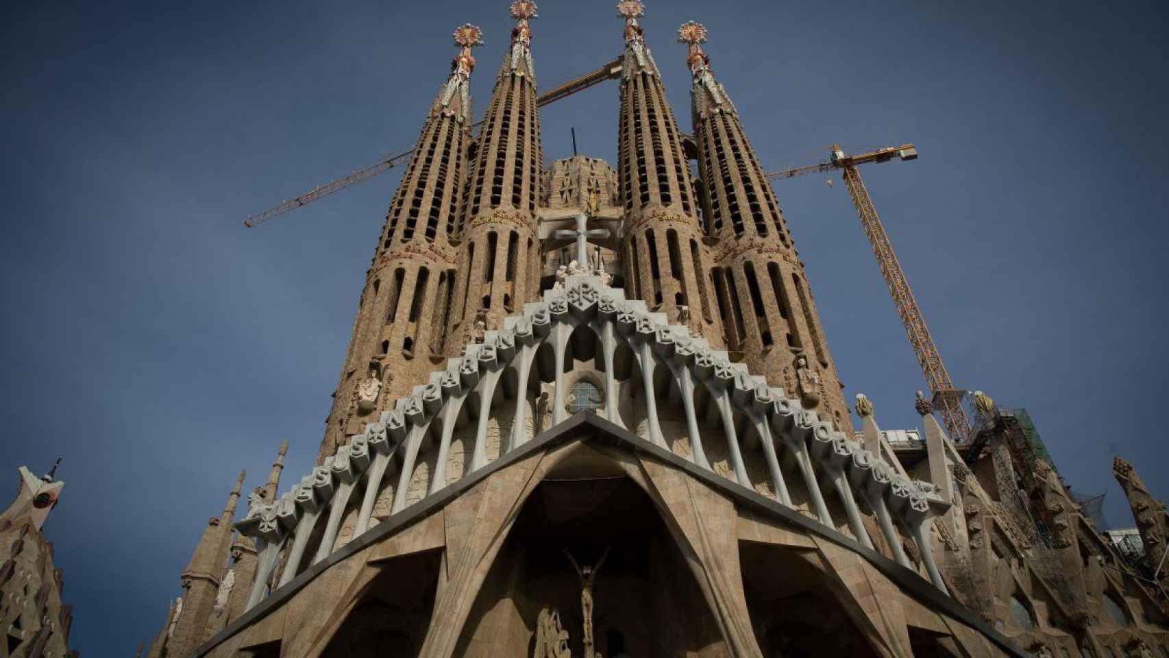 Imagen de la Sagrada Familia flanqueada por las grúas de construcción / EP